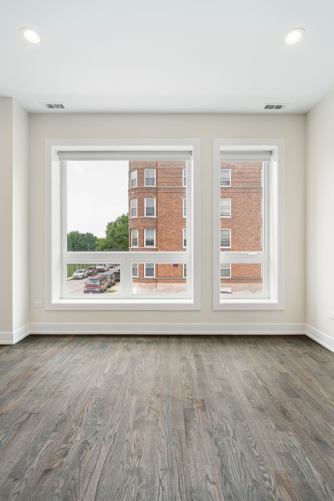Building Photo - 412 E 50th Pl