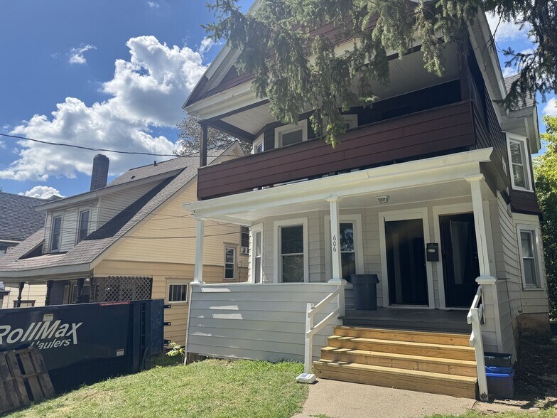 Building Photo - 606 Summit Ave