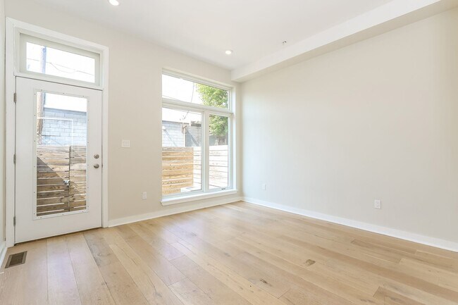 Building Photo - 2102 N Percy St