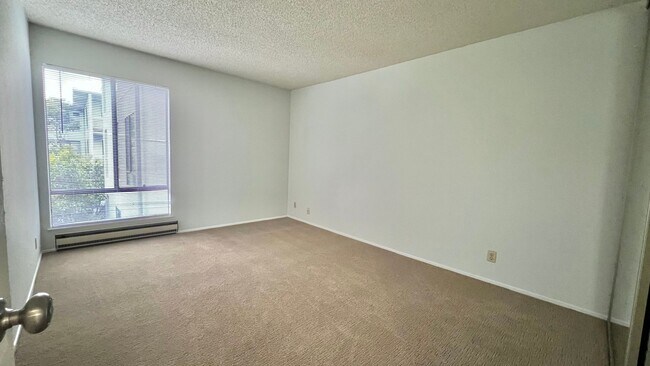 Building Photo - Well-maintained 2bd 1.5 ba  with plenty of...