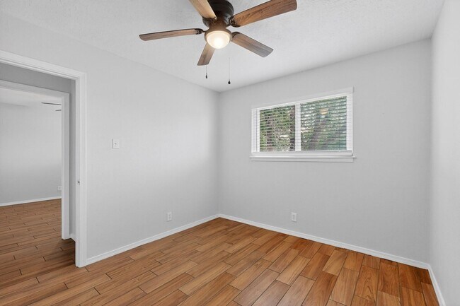 Building Photo - 225 Hanosh Ct SE