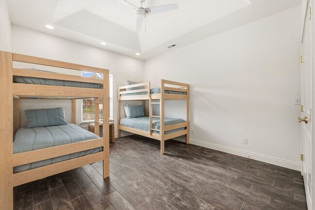 Building Photo - 802 NW D St