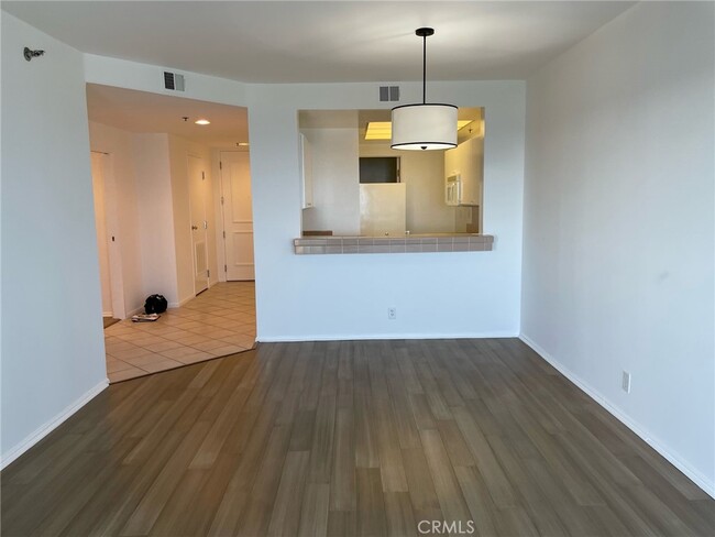 Building Photo - 525 E Seaside Way