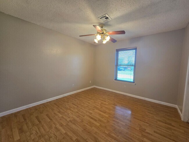 Building Photo - 3 Bed 1.5 Bath in Shawnee!