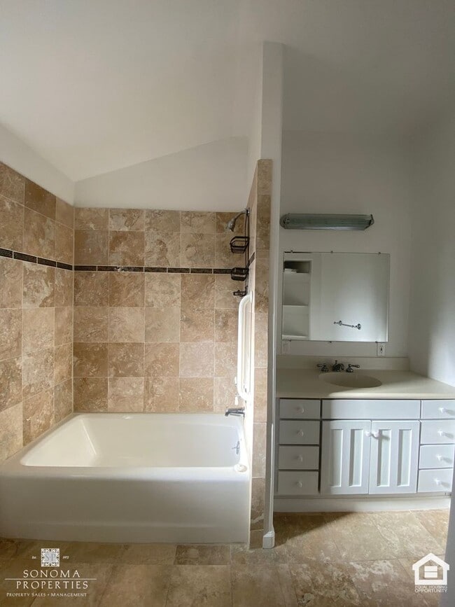 Building Photo - Updated 3bd+ Home In Glen Ellen