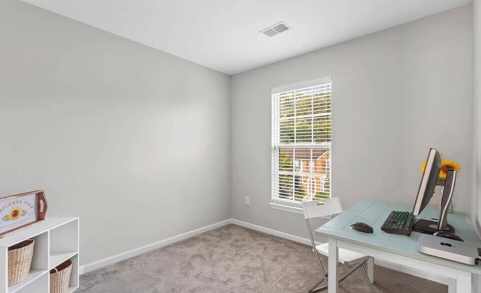 Building Photo - 1460 Pangbourne Way