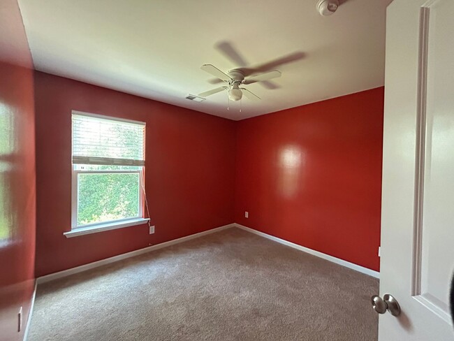 Building Photo - **HOLIDAY MOVE-IN SPECIAL: $300 OFF 1st MO...