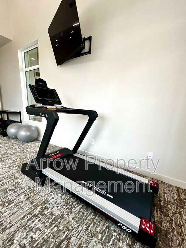 Building Photo - 1215 Claude Rd