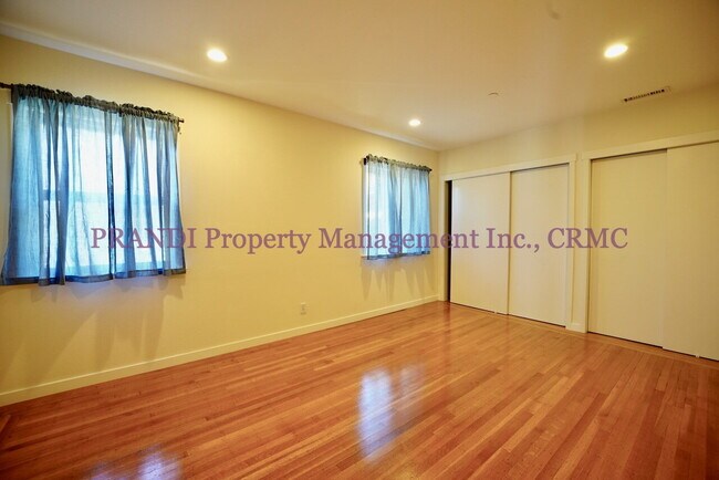 Building Photo - Sun Valley Duplex with Garage and Great La...
