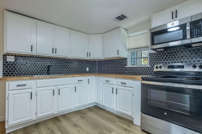 Building Photo - Modern Comfort and Convenience  4BR/2BA Home in San Antonio Available Now!