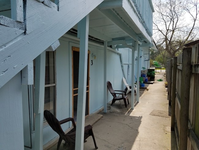 Building Photo - 2204 W San Antonio St