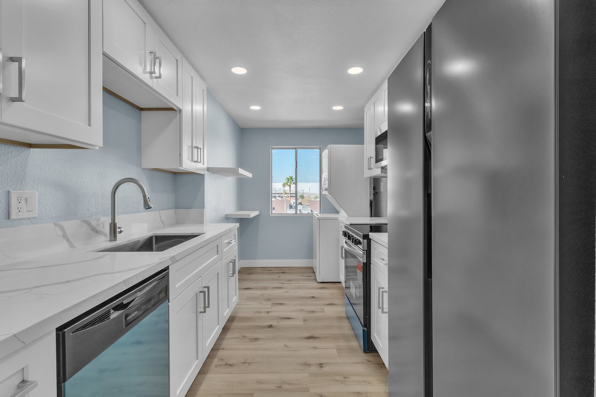 Building Photo - 725 N Royal Crest Cir