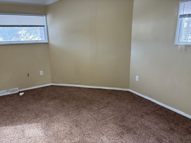 Building Photo - 3 Bedroom House