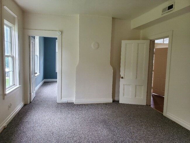 Building Photo - Spacious Downstairs Apartment