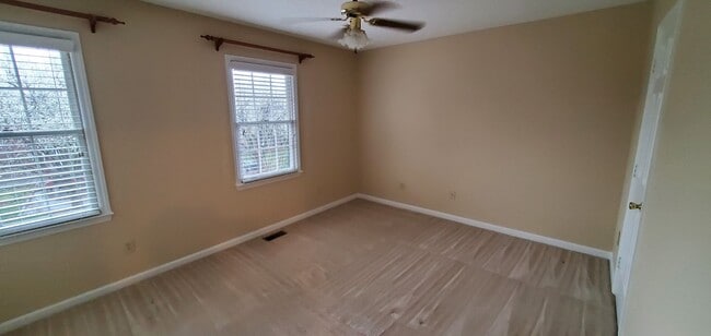 Building Photo - 2 Bedroom 2.5 Bathrooms Townhome