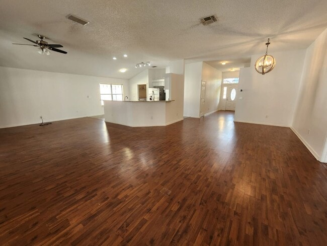 Building Photo - Beautiful 4 bedroom 2 bath Home