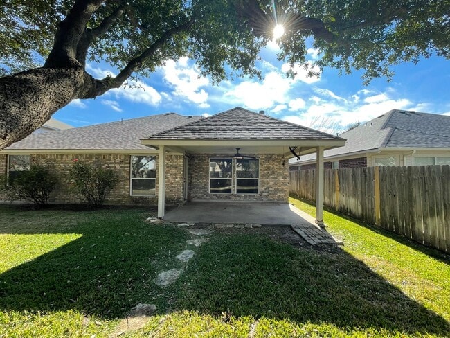 Building Photo - Beautiful single-story home in desirable Vista Oaks Subdivision