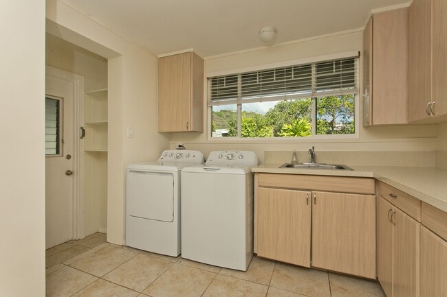 Building Photo - BEAUTIFUL ?AINA HAINA SINGLE LEVEL HOME WI...