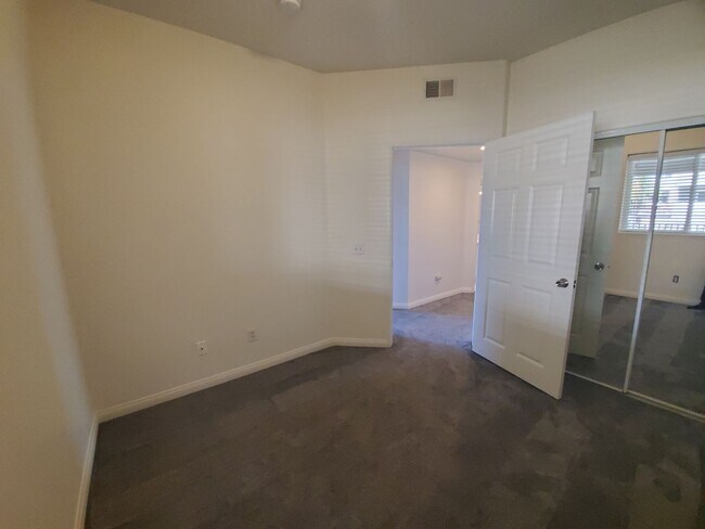 Building Photo - Gorgeous 3rd floor Corner Unit 3Bed/2Bath in Oceanside