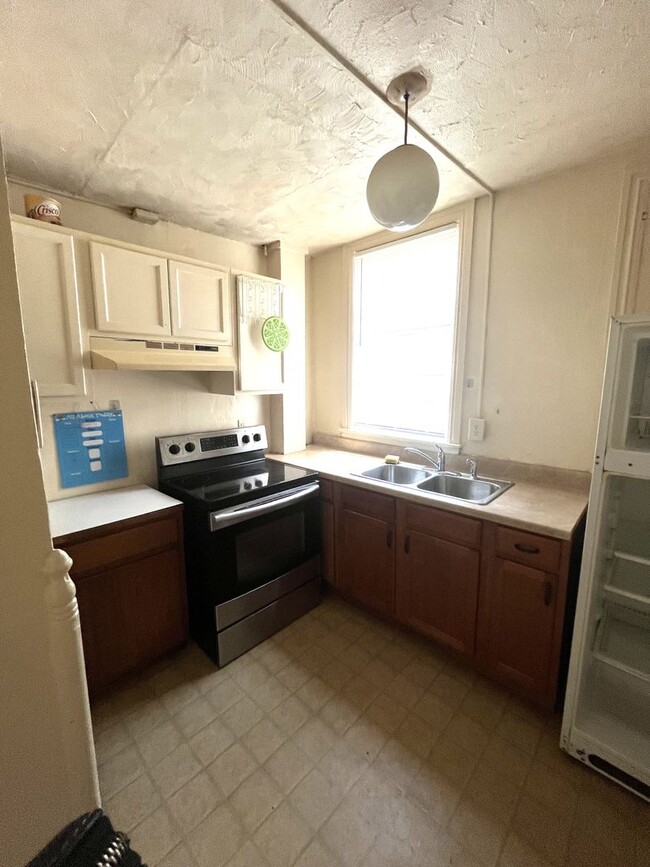 Building Photo - Second-Floor 2 Bedroom / 1 Bathroom Apartm...