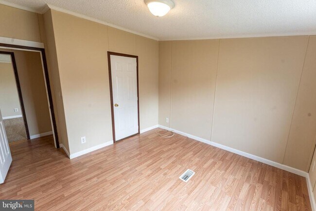 Building Photo - 1205 W 6th St