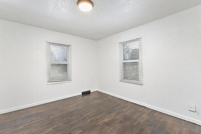 Building Photo - 5400 NE 49th St