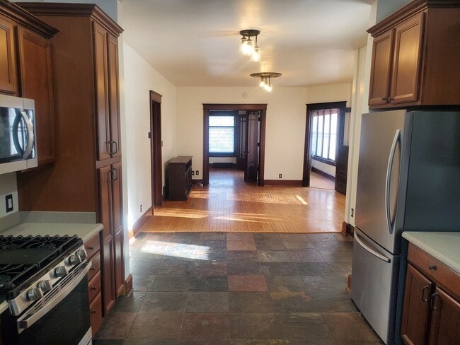 Building Photo - 203/205 N Spring St