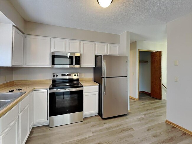 Building Photo - 11051 Quebec Ave N