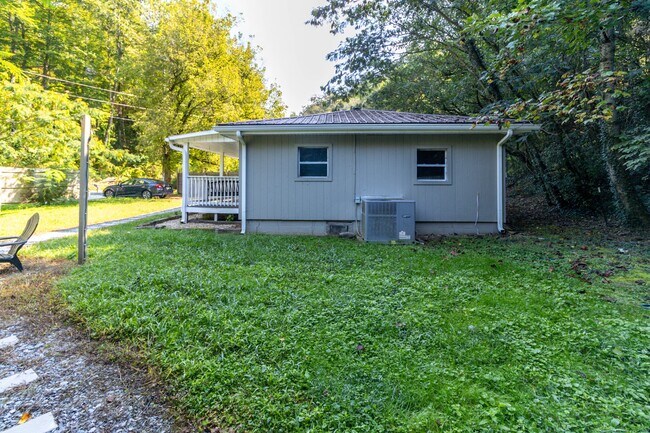 Building Photo - 814 Gnatty Branch Rd