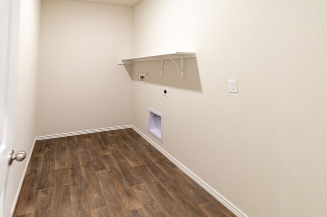 Building Photo - Like New Home, Tons of Space!!!
