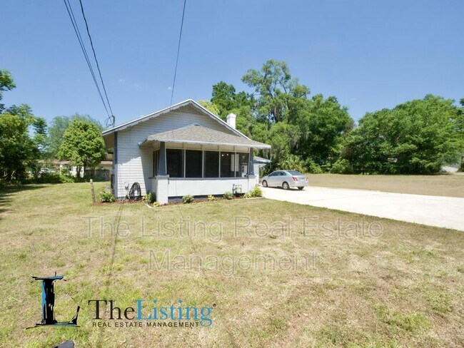 Building Photo - 611 E Plymouth Ave