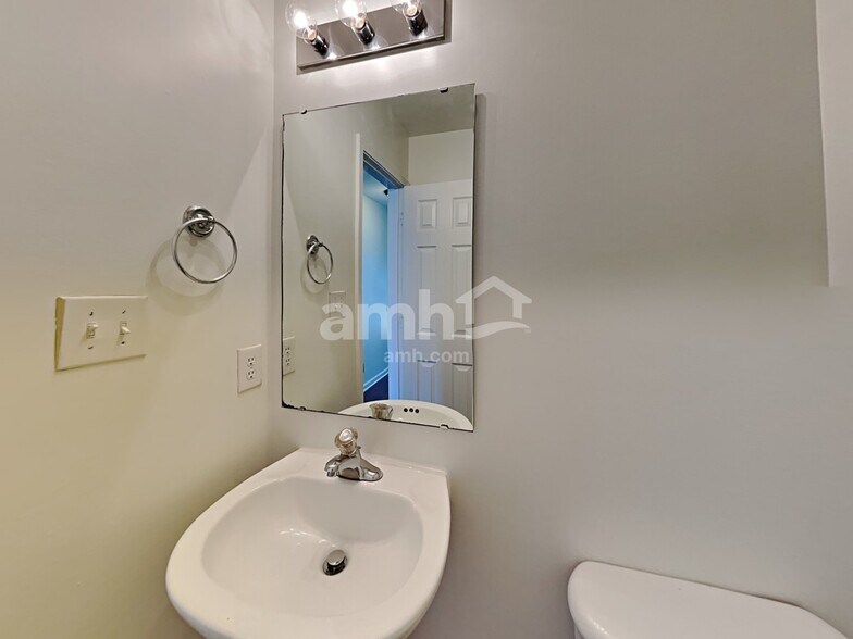 Building Photo - 254 Royalton Rd