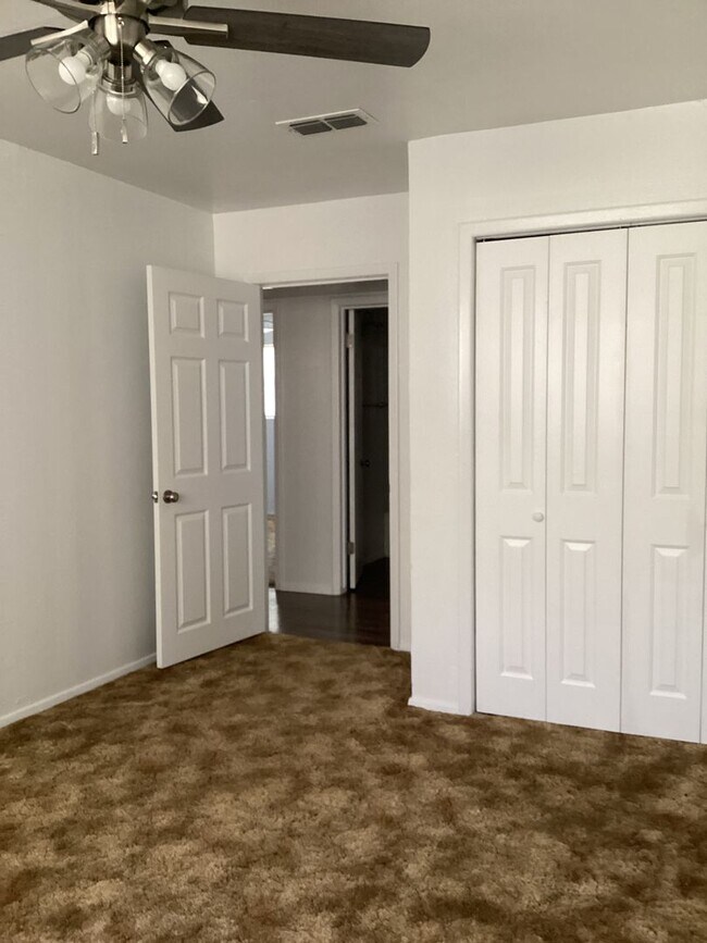 Building Photo - Newly Renovated 3 Bed House!