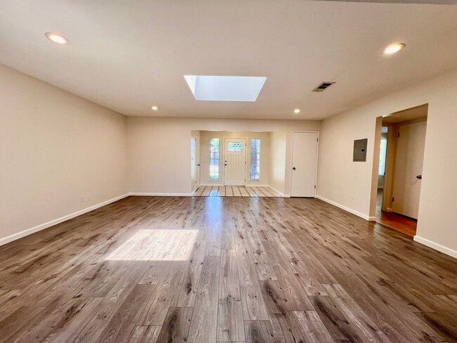 Building Photo - $2,300 Peach & Kings Canyon, 3 Bedroom - S...