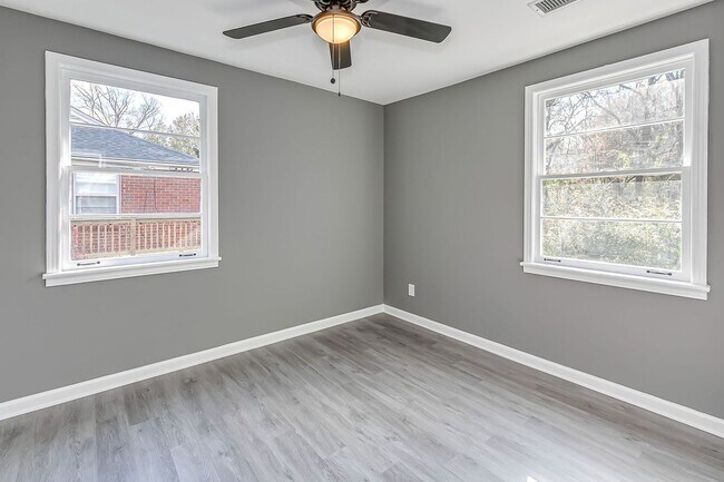 Building Photo - 4 Bedroom Glencliff Home With Garage