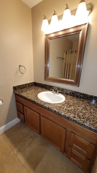 Building Photo - 788 Center Ave