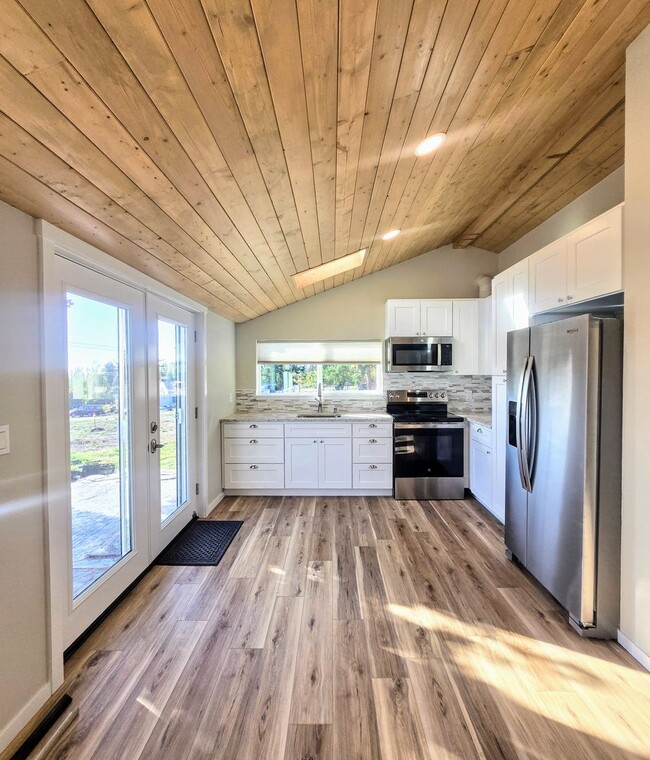 Building Photo - Newly Remodeled 2 Bedroom Home & ADU For R...