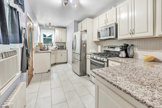 Building Photo - 18 Vose St