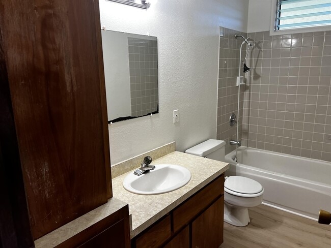 Building Photo - 25-209-209 Hana St