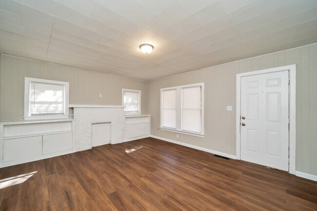 Building Photo - Fall in Love with This Hidden Gem Off Eastern Valley Road!