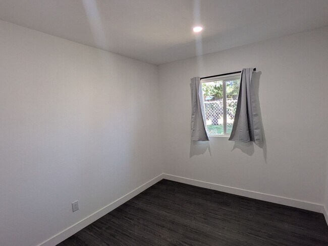 Building Photo - Wonderful 3-bedroom: