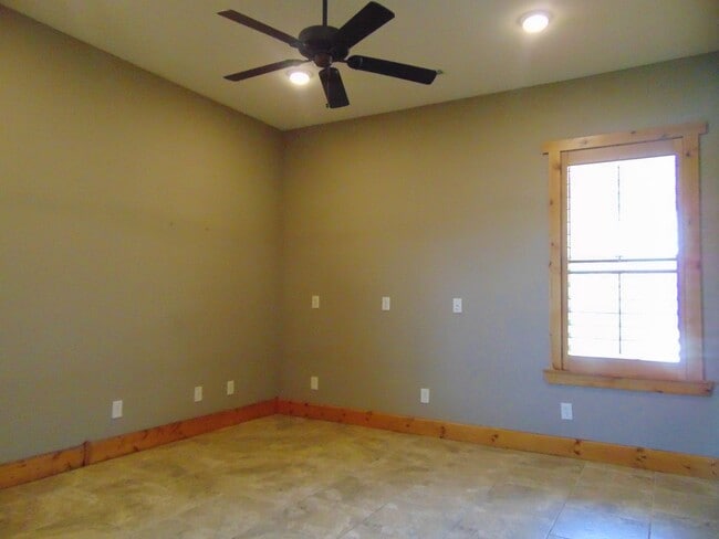 Building Photo - Majestic 3 Bed Mid MO Ranch!