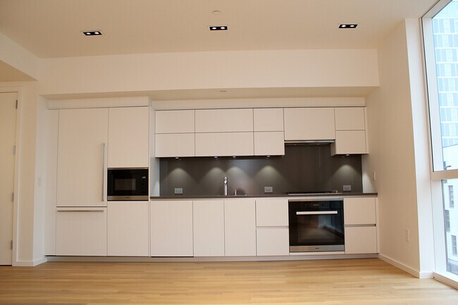 Building Photo - Unrivaled Cosmopolitan Condo w/Breathtaking City & River Views
