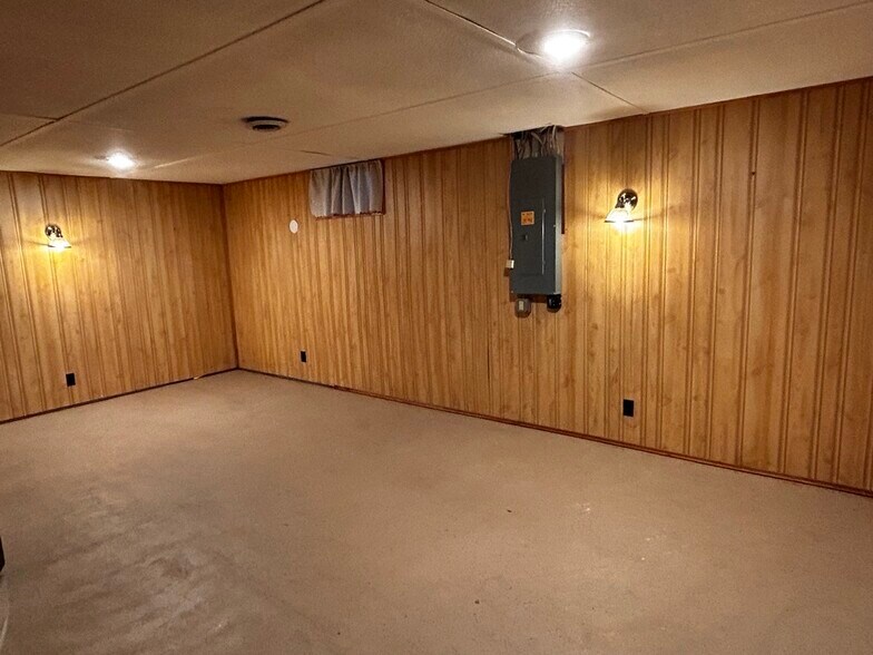 Family Room - 694 Tilson St N