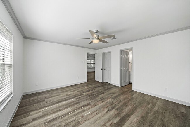 Building Photo - 1714 Huge Oaks St