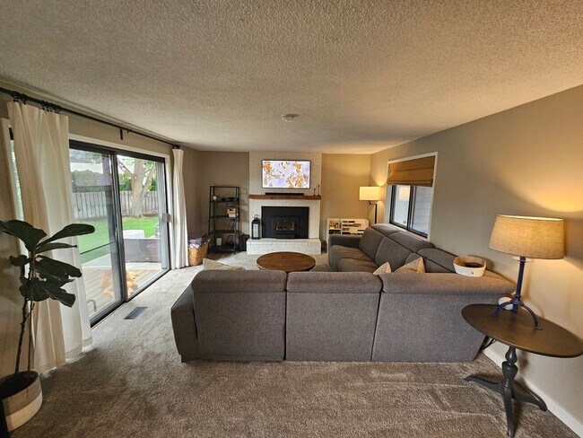 Building Photo - Beautifully Remodeled Home in the Valley