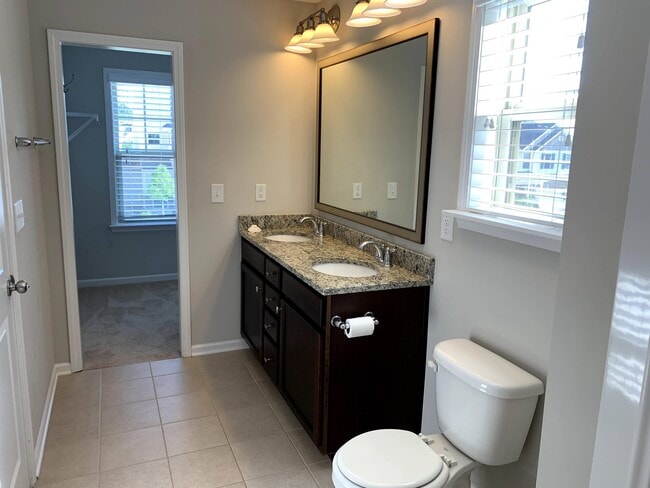 Building Photo - 204 Princess Pl