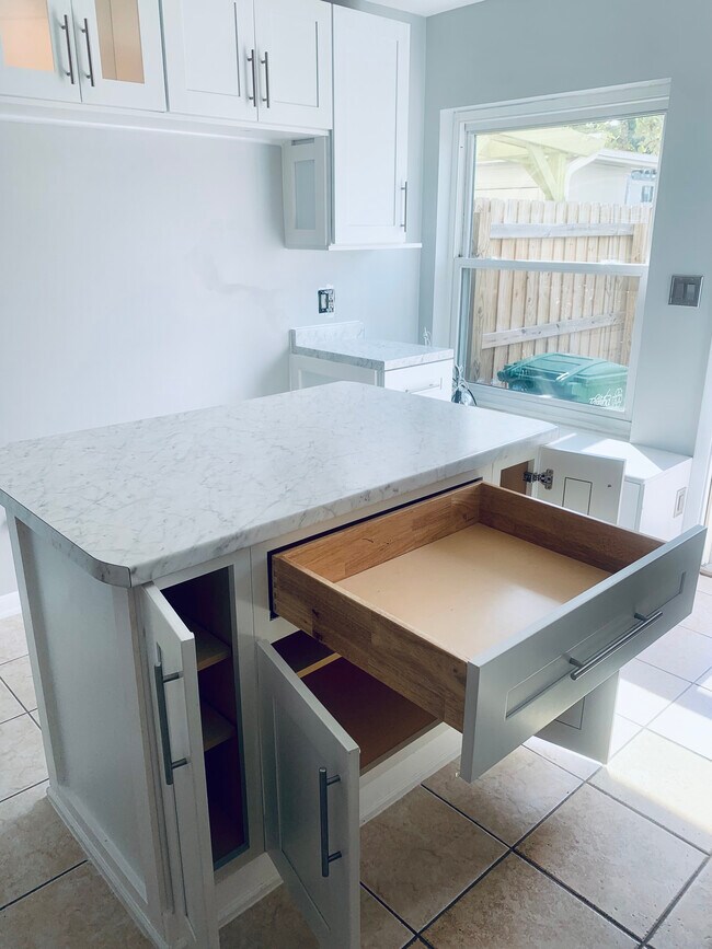 Building Photo - 4523 La Carmen Ct