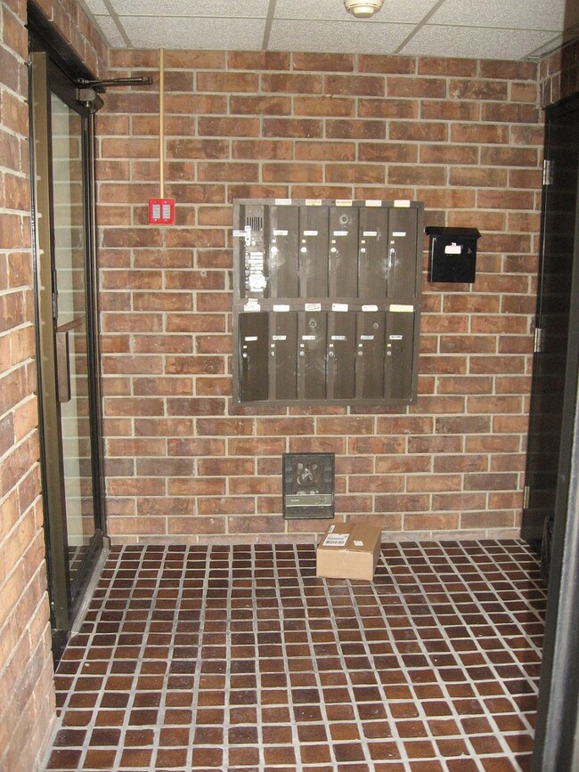Building Photo - 37 Academy Ave