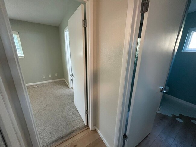 Building Photo - 2647 W Evergreen Ct